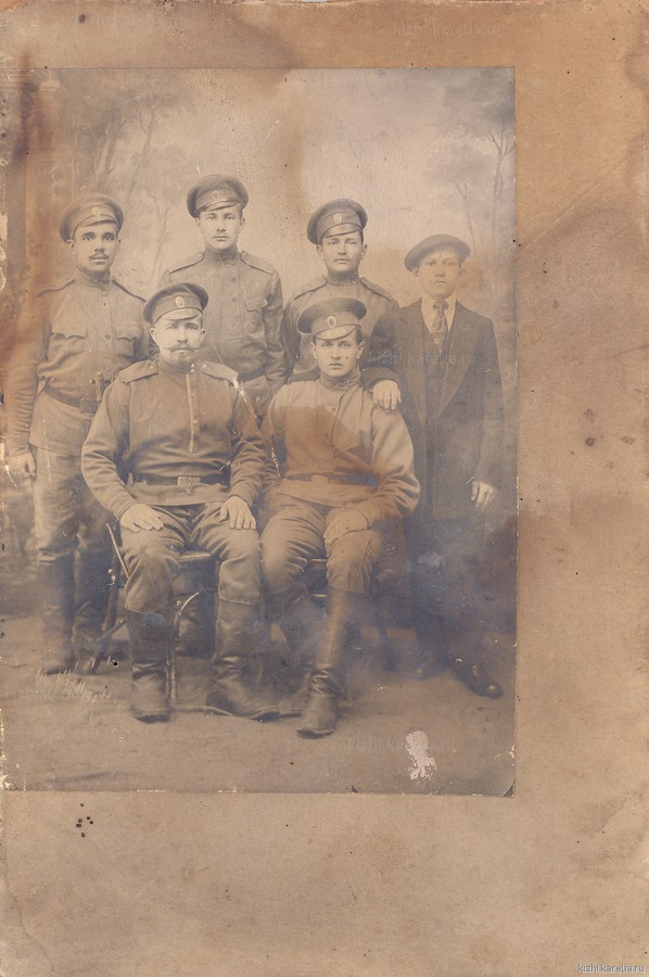 Солдат Русской армии Павел Михайлович Егоров (сидит крайний справа) среди сослуживцев