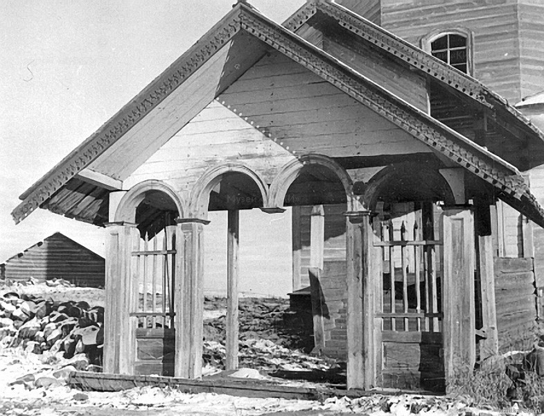 Ворота ограды Вознесенской церкви (1761) в д.Типиницы. 06.11.1942.