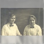 Две девушки в светлых блузках с галстуками-бабочками