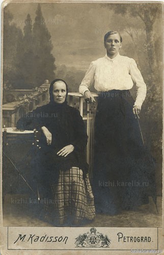 Анастасия Алексеевна Хапова и ее мать(?)