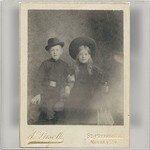 Мальчик и девочка в шляпах