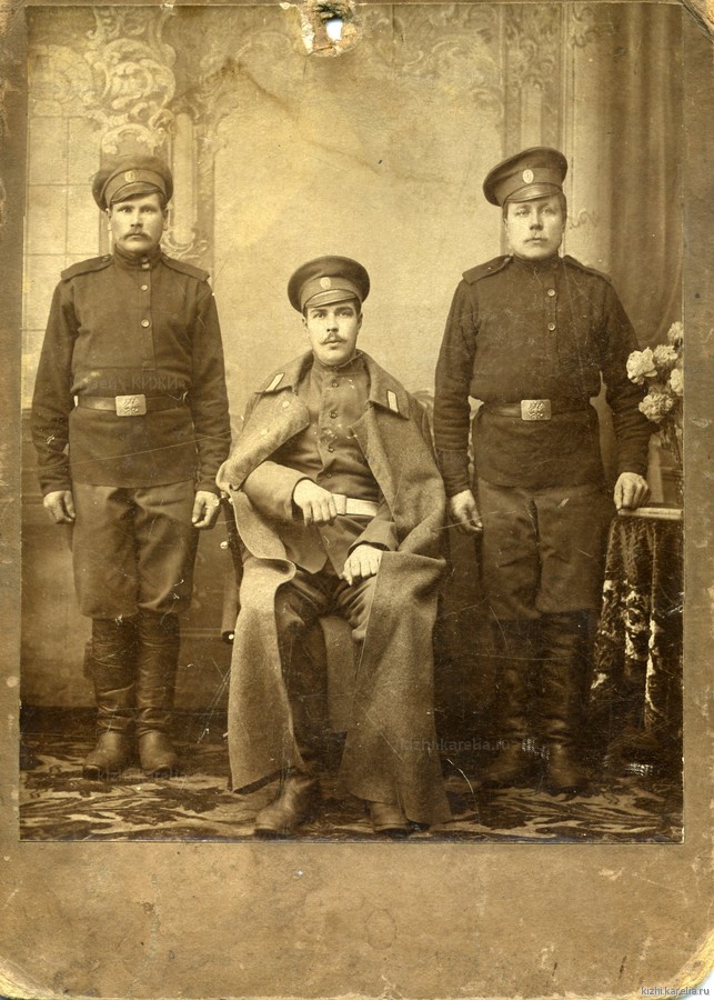 Солдат Русской армии Сергей Осипович Алёшин (кр. справа) и двое (его сослуживцев?)