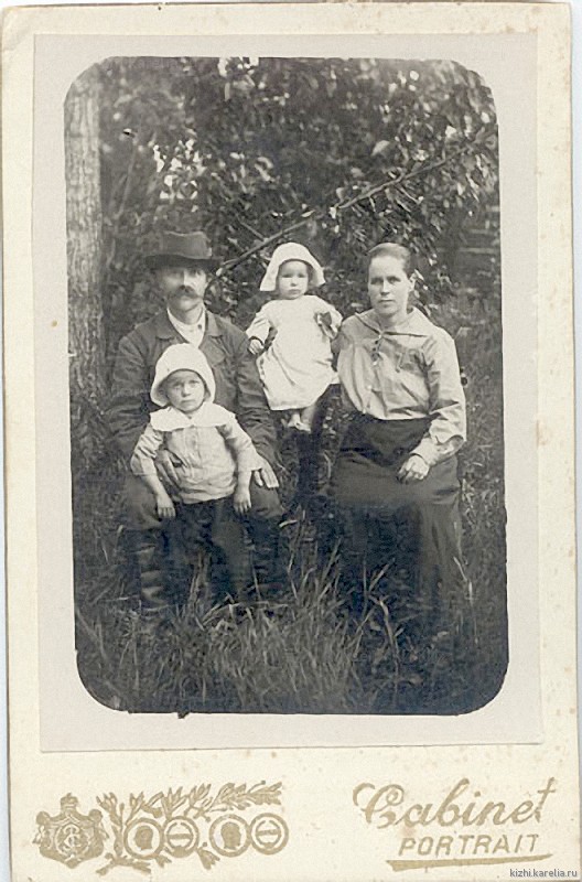 Хенрик Хейкинен с женой и двумя детьми
