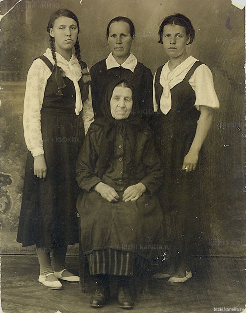 Татьяна Ивановна Корнилова, ее дочь Евдокия Петровна, внучки Надежда и Мария