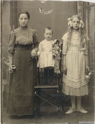Молодая женщина, девочка (Антонина?) и ребёнок