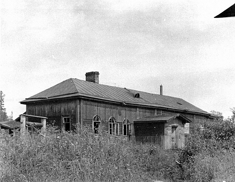 Деревянное здание в бывш. Клименецком монастыре. 20.07.1943.