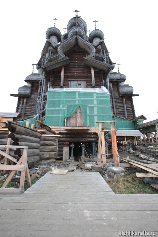 Вид Преображенской церкви (в процессе разборки) со стороны демонтированной трапезной.