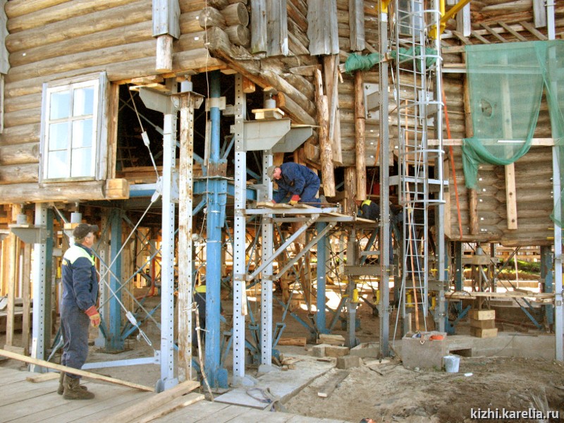 Процесс демонтажа бревен церкви из сруба с помощью системы лифтинга