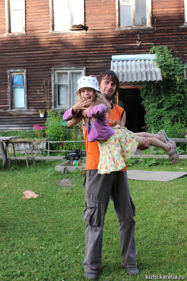 Деревня Дудниково. Евгений Борисов с дочкой Викой