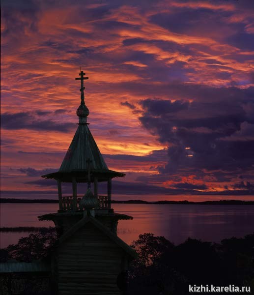 Часовня на острове Кижи, красный закат