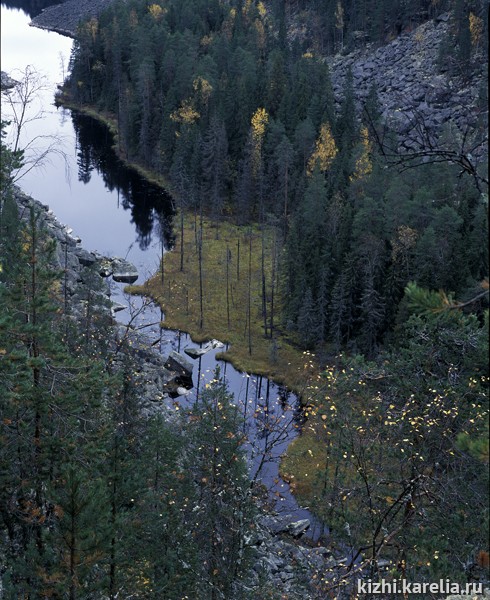 Карельский каньон, вид со скалы на озеро