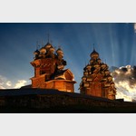 Кижские деревянные церкви, освещенные солнечными лучами
