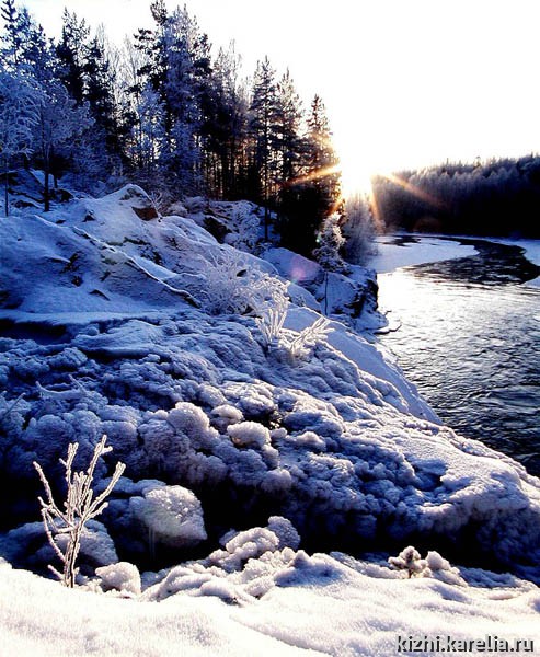 Водопад Кивач в Карелии зимой, река Суна