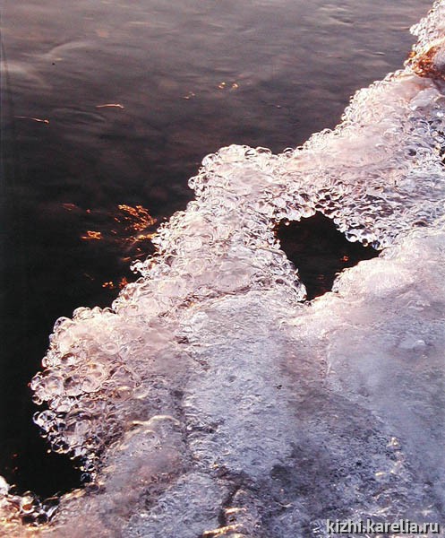 Лед весной на озере