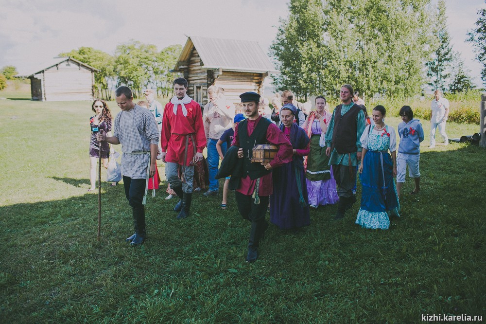 Заонежский свадебный обряд. Родня жениха во главе со старшим сватом и дружкой идут за невестой