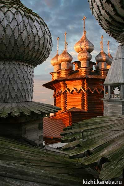Купола Покровской церкви музея Кижи