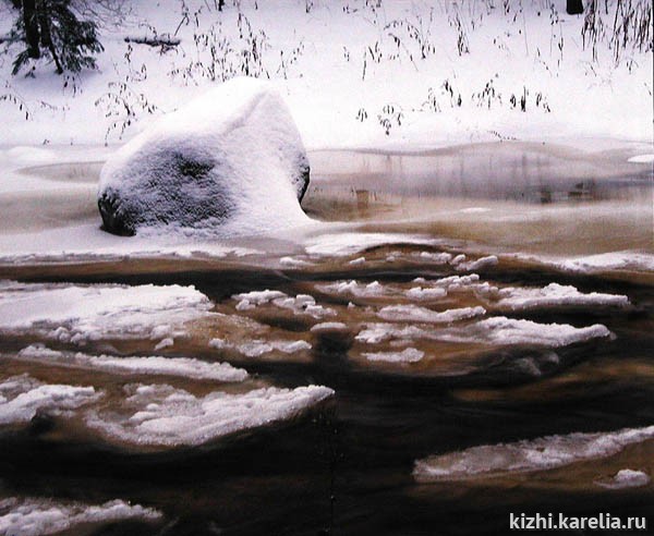 Таяние льда весной на реке