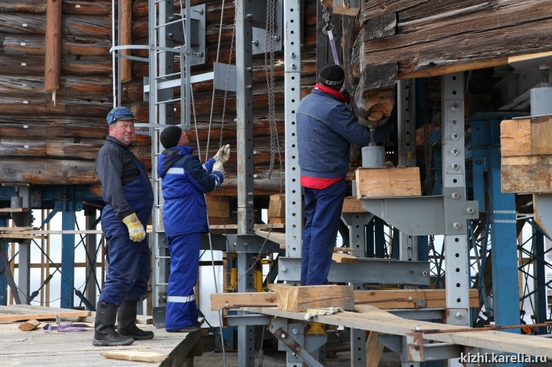 Процесс работ на системе лифтинга. Монтажники из ООО «Алекон» (Санкт-Петербург)