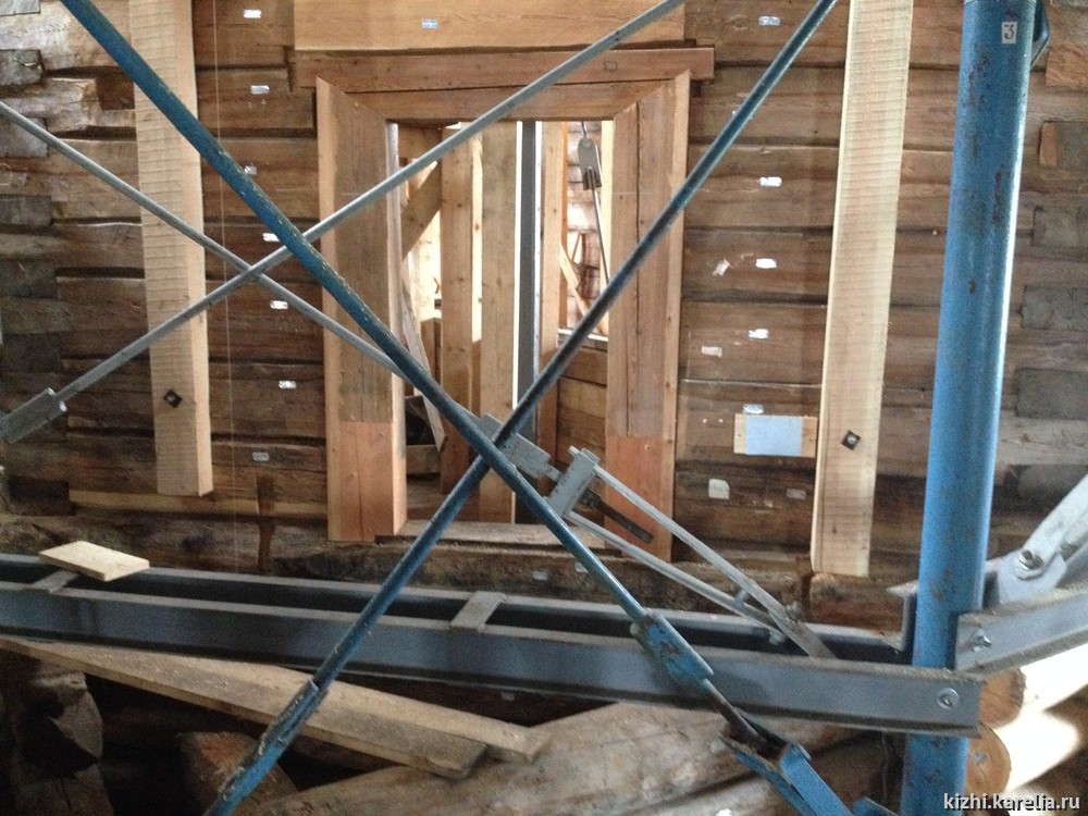 Устройство временного усиления внутри сруба церкви (устройство деревянных сжимов)