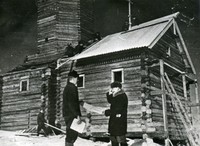 Б.Ф. Ёлупов и М.К. Мышев на реставрации часовни из д. Кавгора на о. Кижи, 1950-е гг.