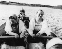 Женщины-гребцы из д.Сумпосад на карбасе в Белом море. 1910 г.