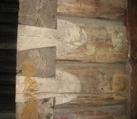Угол сруба на сарае дома Пертякова