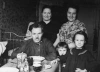 С матерью, сестрой, дедушкой и бабушкой. 1958 г.