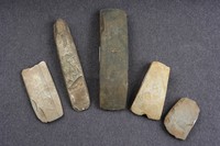 Сланцевые деревообрабатывающие орудия V-IV  тыс. до н.э.Экспонаты выставки