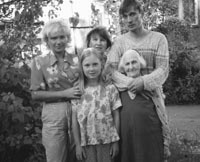 Л.И. Николаева (Щепина) с дочерью Татьяной, сыном Алексеем, внучкой Ксенией и мамой М.И. Козловой