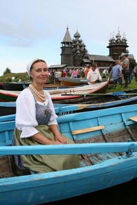 Жанна Гвоздева в лодке-кижанке
