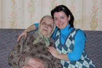 П.Т. Чугункова с внучкой Ириной, с. Деревянное Прионежского р-на, 5 февраля 2013 г.
