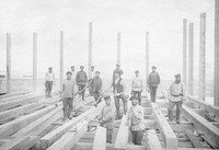 Фотография с выставки. Плотники на строительстве