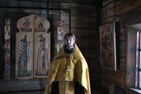 Отец Артемий в Покровской церкви Кижского погоста,  2011 г. 