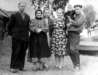Н.Т. Гавриленко с родителями, детьми и мужем. 1958 г.