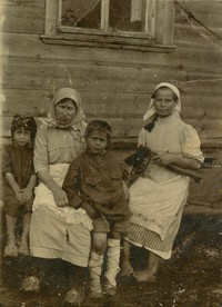 КП-5464 Глазачев П.И. Фотография Жена священника З. В. Глазачёва с детьми брата и девушкой - прислугой.  10 (23) августа 1916 г.