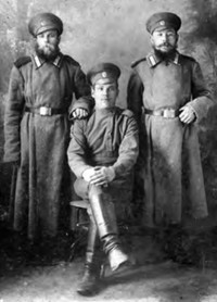 Июдин Петр Макарович (крайний справа) среди сослуживцев. 1914—16 гг. Музей-заповедник «Кижи». КП-5525