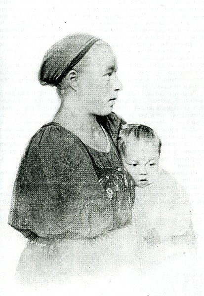 Фото 5. Мать с сыном из д.Тивдия Петрозаводского уезда