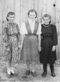 Рис.71. Александра Васильевна (слева) с подругами. Фото 1945 г. (Из личного архива Г.П.Орликовой)