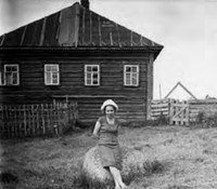 Карнакова (Серова) Лидия Григорьевна на фоне своего дома. Деревня Телятниково. 1960-е гг.