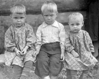 Рис.10. Дети К.А.Березкиной – Люда (слева) и Люба (справа). В центре Толя Губин, сын П.Д.Губина. Фото 1954 г. (Из личного архива Л.А.Спицыной)