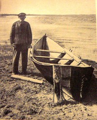 Лодочный мастер у лодки в деревне Поплипье. Восточный берег озера Пейпси (Moora 1964, Taulu XIII,  фотография H. Eelma 1958)