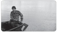 Рис. 14. Управление лодкой при помощи кормового весла – «мела», д. Кинелахта (фото автора, 2009 г.)