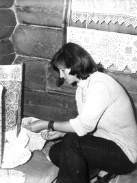 В.А.Гущина на монтаже выставки в доме Сергина. 1978 г.
