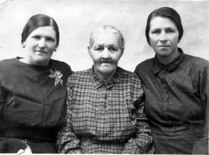 Анастасия Федоровна Ковина с дочерьми Александрой (слева) и Марией (в замужестве Широковой). 1950-е гг. НВФ 13911