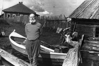 Рис.6. П.Я.Рогачев у построенной им лодки-«кижанки». На заднем плане дом Рогачевых (1928 г.). Фото 1960-х гг.