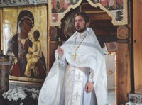 Литургию в кижской церкви Покрова Пресвятой  Богородицы служит отец Артемий Корыхалов