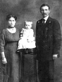 Григорий Титович Серов с женой и дочерью Ольгой. 1914 г.