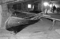 Рис.5. Лодка-"кижанка" с полным комплектом снаряжения на сарае дома Ошевнева. Фото автора. 2005 г.