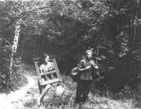 В.А.Гущина и А.Т.Беляев с экспонатами по дороге из дер.Пялозеро в дер.Пелусозеро. 1972 г.