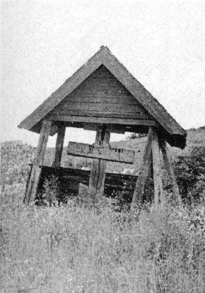 Фото 31. Поклонный крест в д. Воронова Сельга Олонецкого района. 1979 г. НВФ 6438